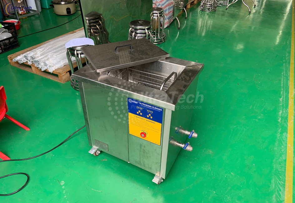 lam-sach-linh-kien-bam-dinh-dau-nguoi-sau-cat-cnc