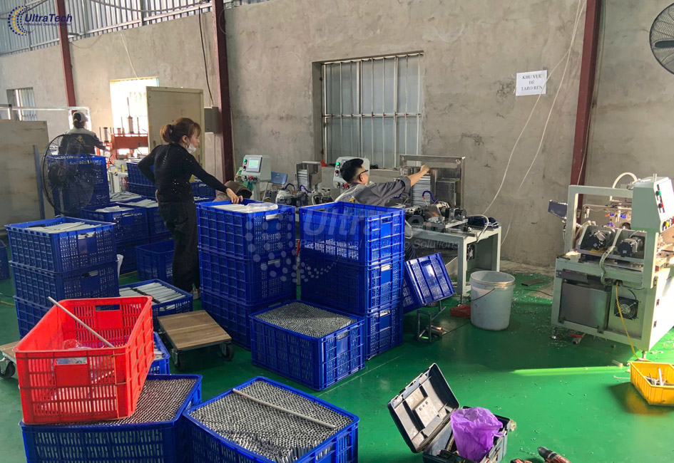 lam-sach-linh-kien-bam-dinh-dau-nguoi-sau-cat-cnc