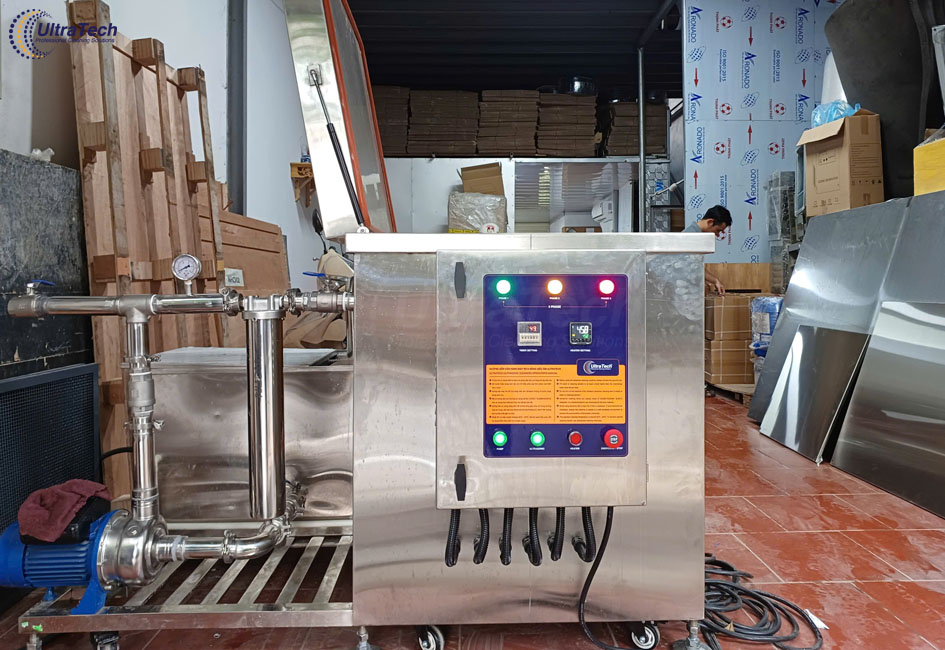 lam-sach-linh-kien-cnc-bang-be-rua-sieu-am-tuan-hoan-ultratech