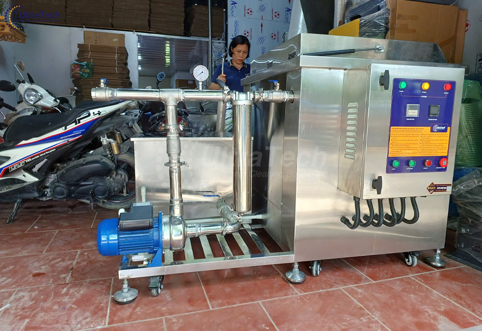 lam-sach-linh-kien-cnc-bang-be-rua-sieu-am-tuan-hoan-ultratech
