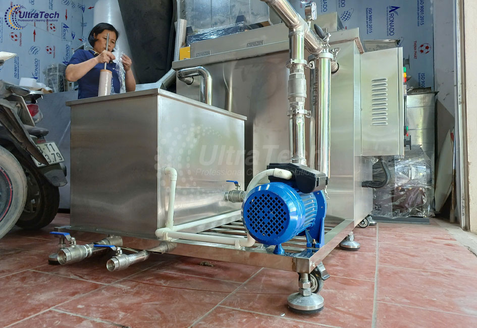 lam-sach-linh-kien-cnc-bang-be-rua-sieu-am-tuan-hoan-ultratech