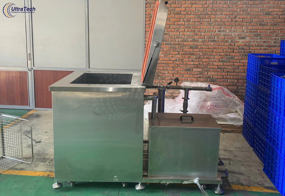 lam-sach-linh-kien-cnc-bang-be-rua-sieu-am-tuan-hoan-ultratech