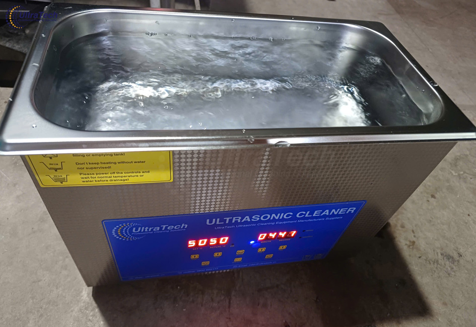 rua-dung-cu-trong-phong-thi-nghiem