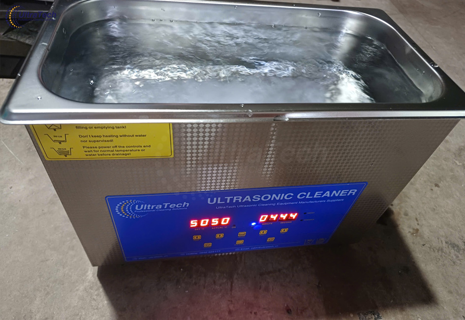 rua-dung-cu-trong-phong-thi-nghiem