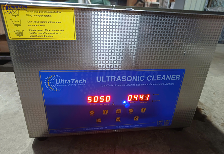 rua-dung-cu-trong-phong-thi-nghiem