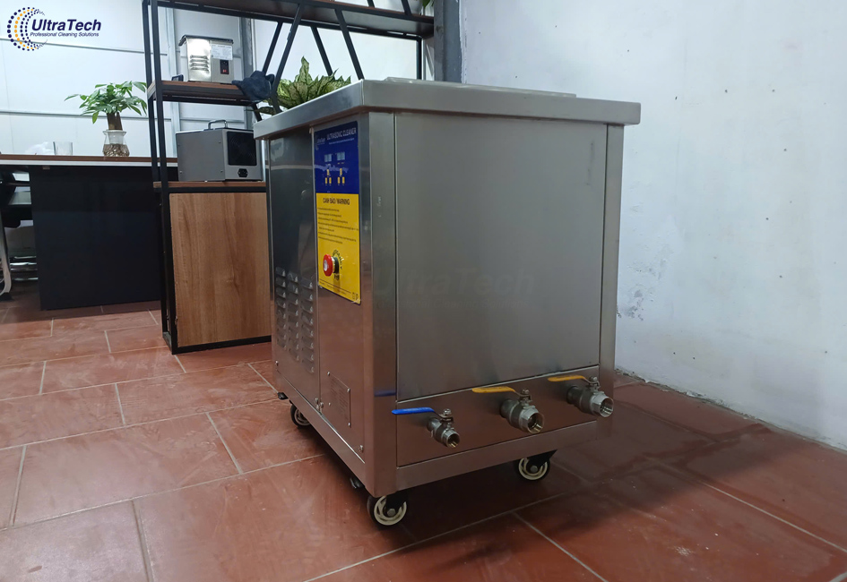 rua-linh-kien-cnc-sau-gia-cong-dinh-bui-keo