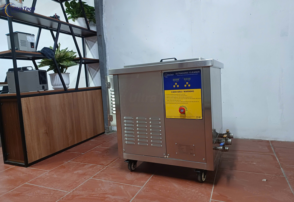 rua-linh-kien-cnc-sau-gia-cong-dinh-bui-keo